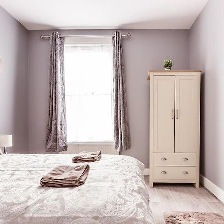 4 Bedroom House, 2 Min Walk From Station Лондон Экстерьер фото