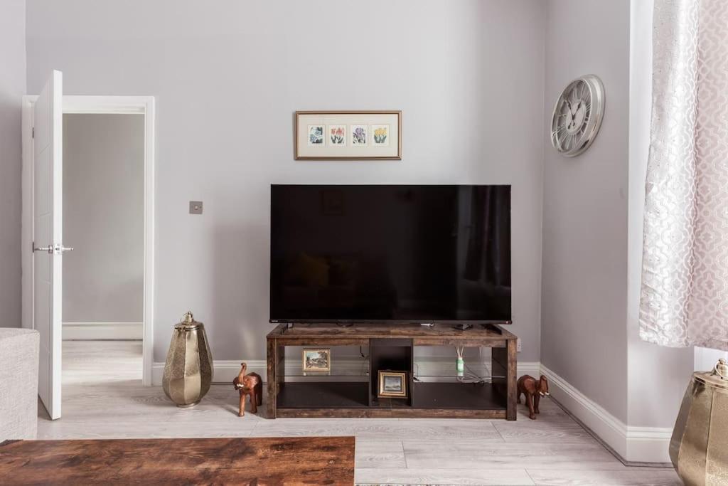 4 Bedroom House, 2 Min Walk From Station Лондон Экстерьер фото