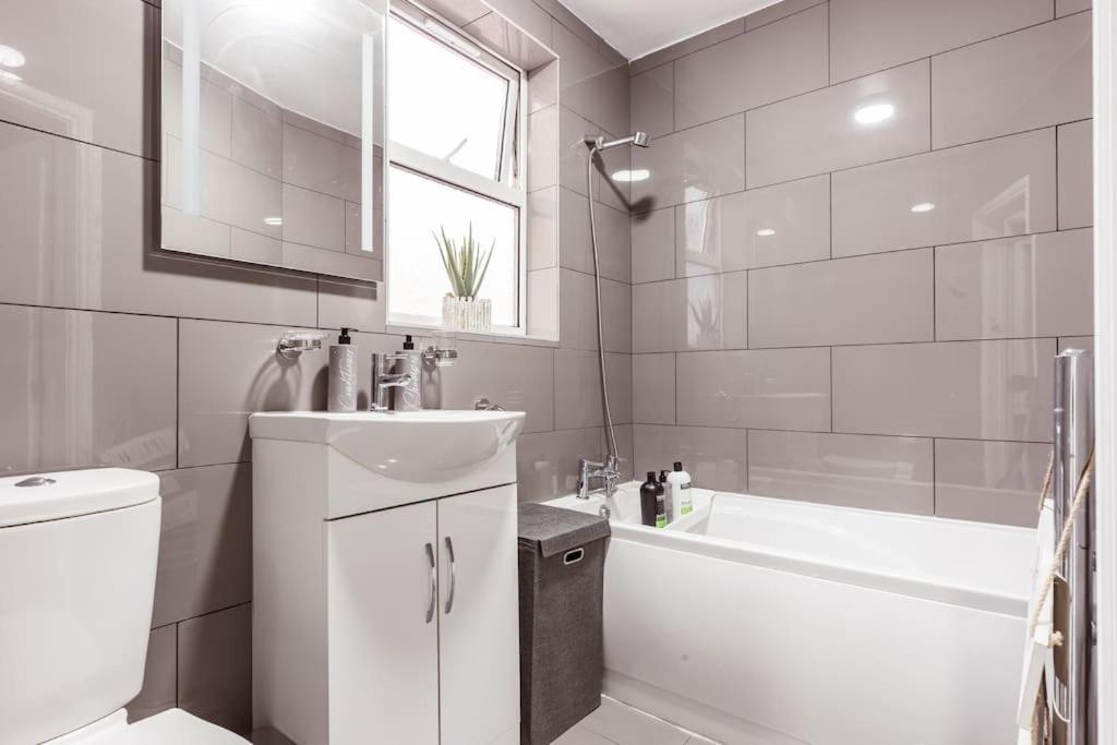 4 Bedroom House, 2 Min Walk From Station Лондон Экстерьер фото