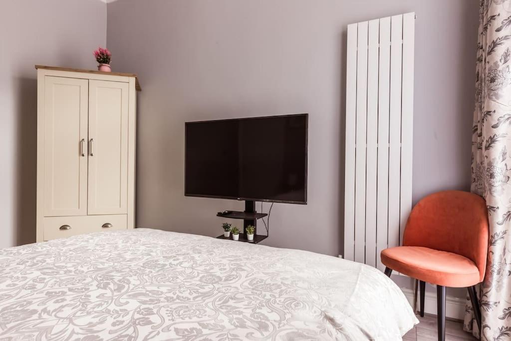 4 Bedroom House, 2 Min Walk From Station Лондон Экстерьер фото