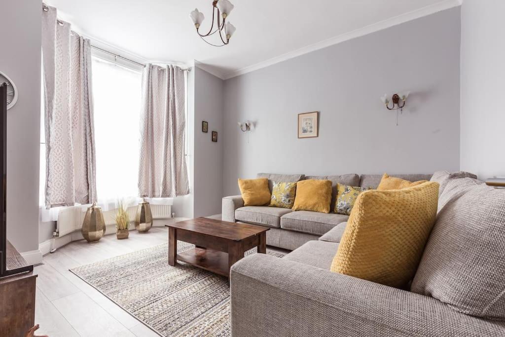 4 Bedroom House, 2 Min Walk From Station Лондон Экстерьер фото