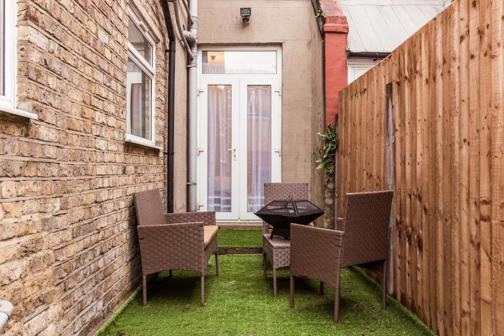 4 Bedroom House, 2 Min Walk From Station Лондон Экстерьер фото