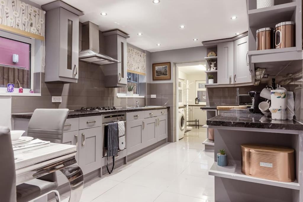 4 Bedroom House, 2 Min Walk From Station Лондон Экстерьер фото
