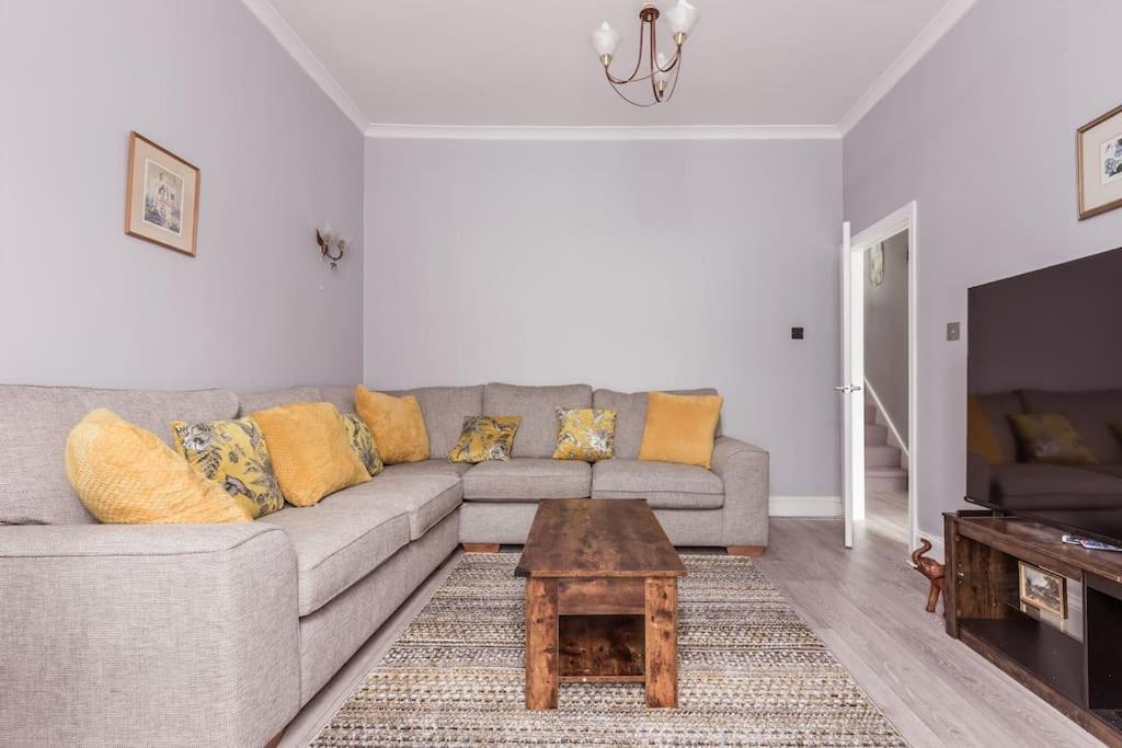4 Bedroom House, 2 Min Walk From Station Лондон Экстерьер фото
