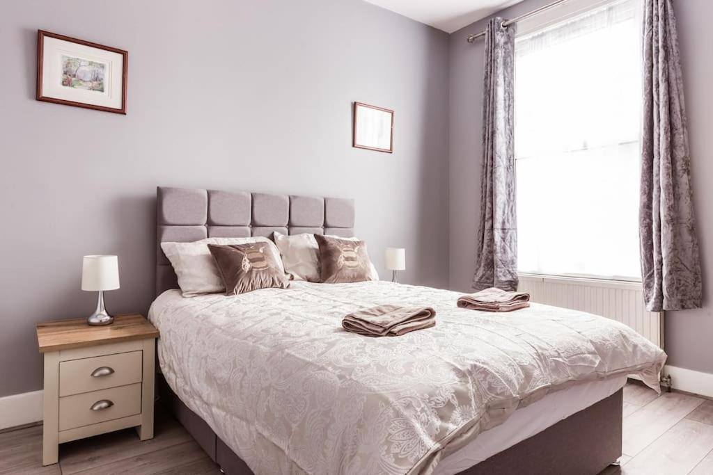 4 Bedroom House, 2 Min Walk From Station Лондон Экстерьер фото