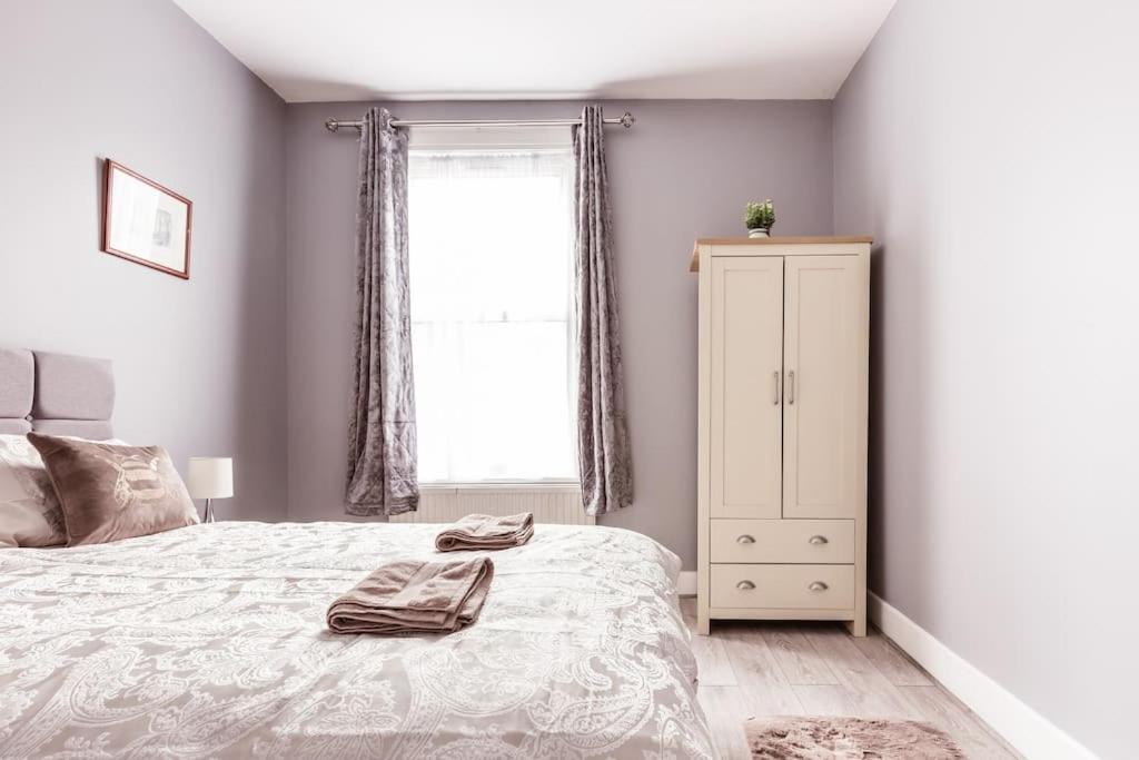 4 Bedroom House, 2 Min Walk From Station Лондон Экстерьер фото