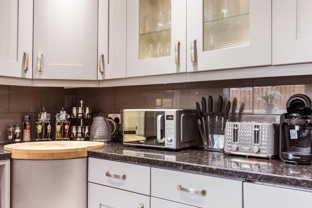 4 Bedroom House, 2 Min Walk From Station Лондон Экстерьер фото