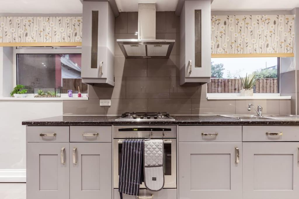 4 Bedroom House, 2 Min Walk From Station Лондон Экстерьер фото