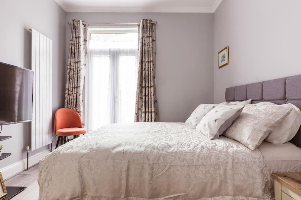 4 Bedroom House, 2 Min Walk From Station Лондон Экстерьер фото