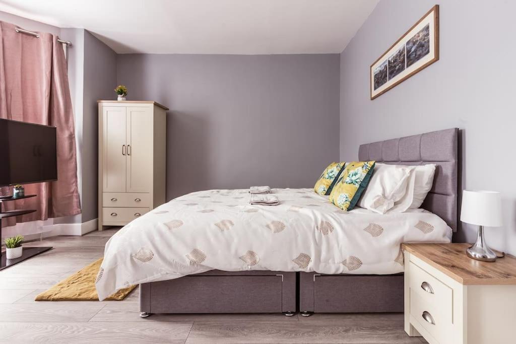 4 Bedroom House, 2 Min Walk From Station Лондон Экстерьер фото