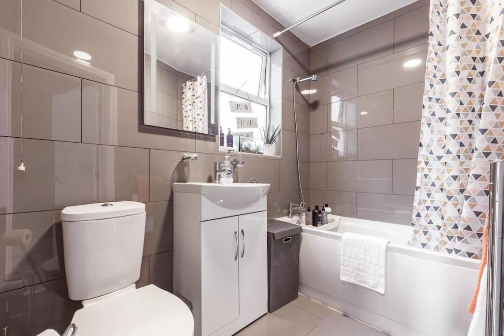 4 Bedroom House, 2 Min Walk From Station Лондон Экстерьер фото
