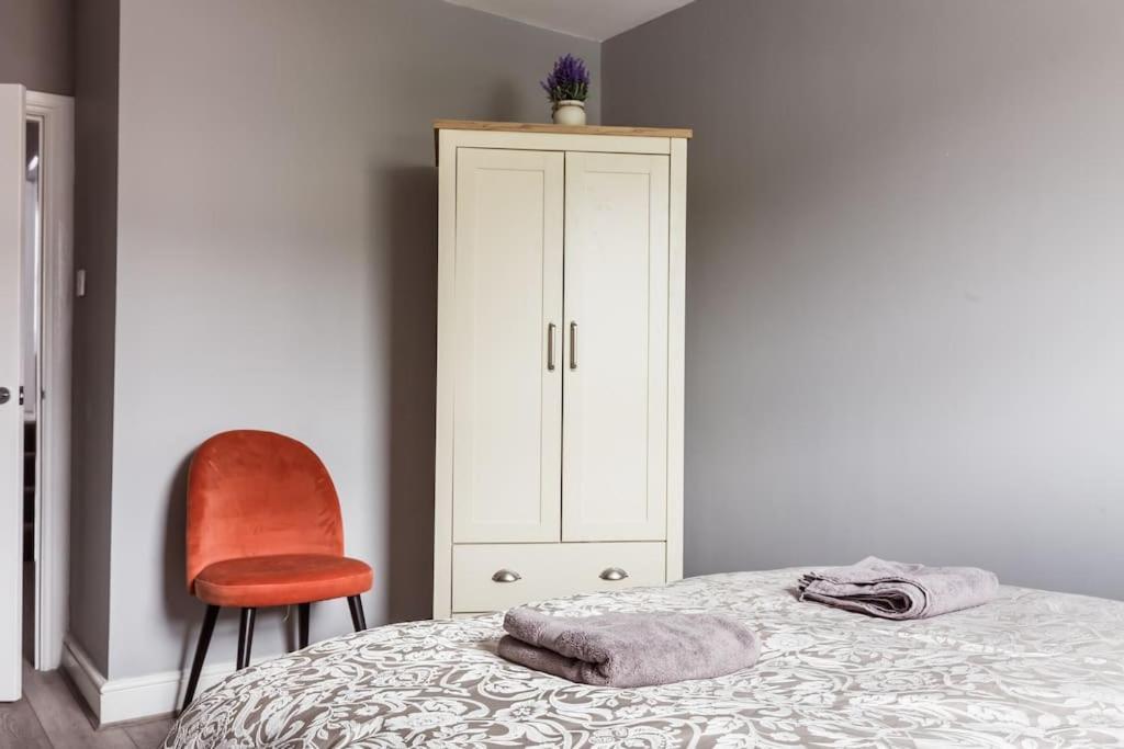 4 Bedroom House, 2 Min Walk From Station Лондон Экстерьер фото